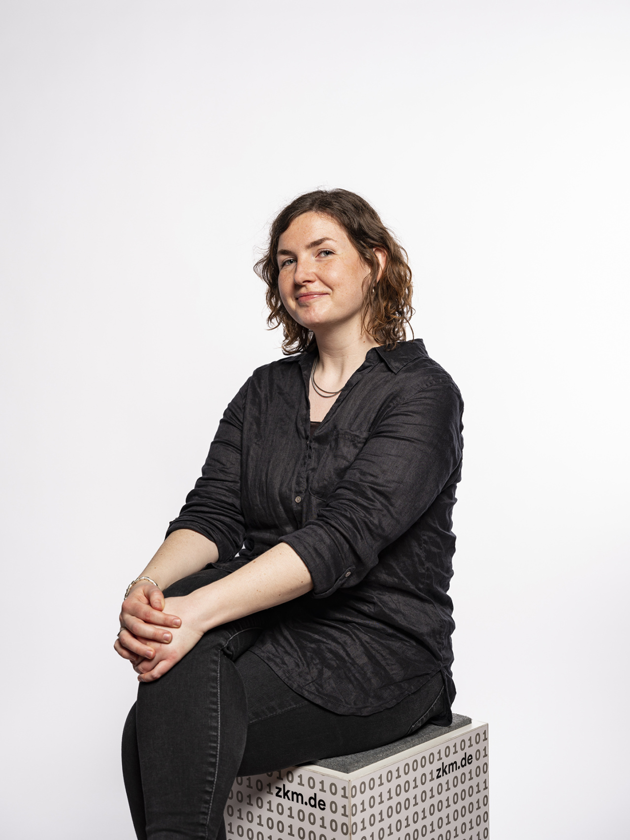 Portait einer sitzenden Frau