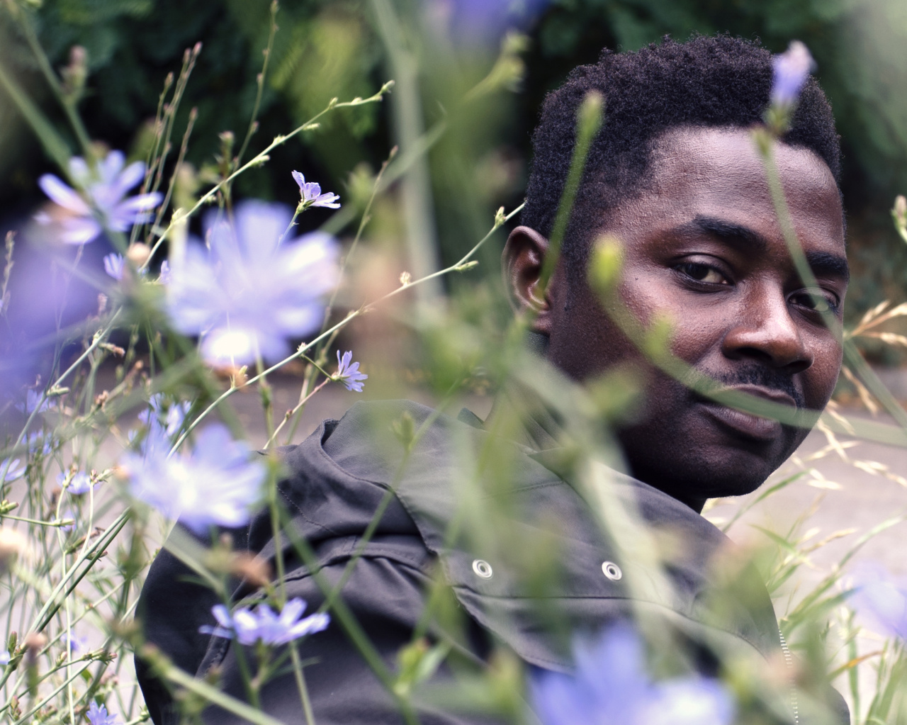 Lateral portrait of the artist Lamin Fofana
