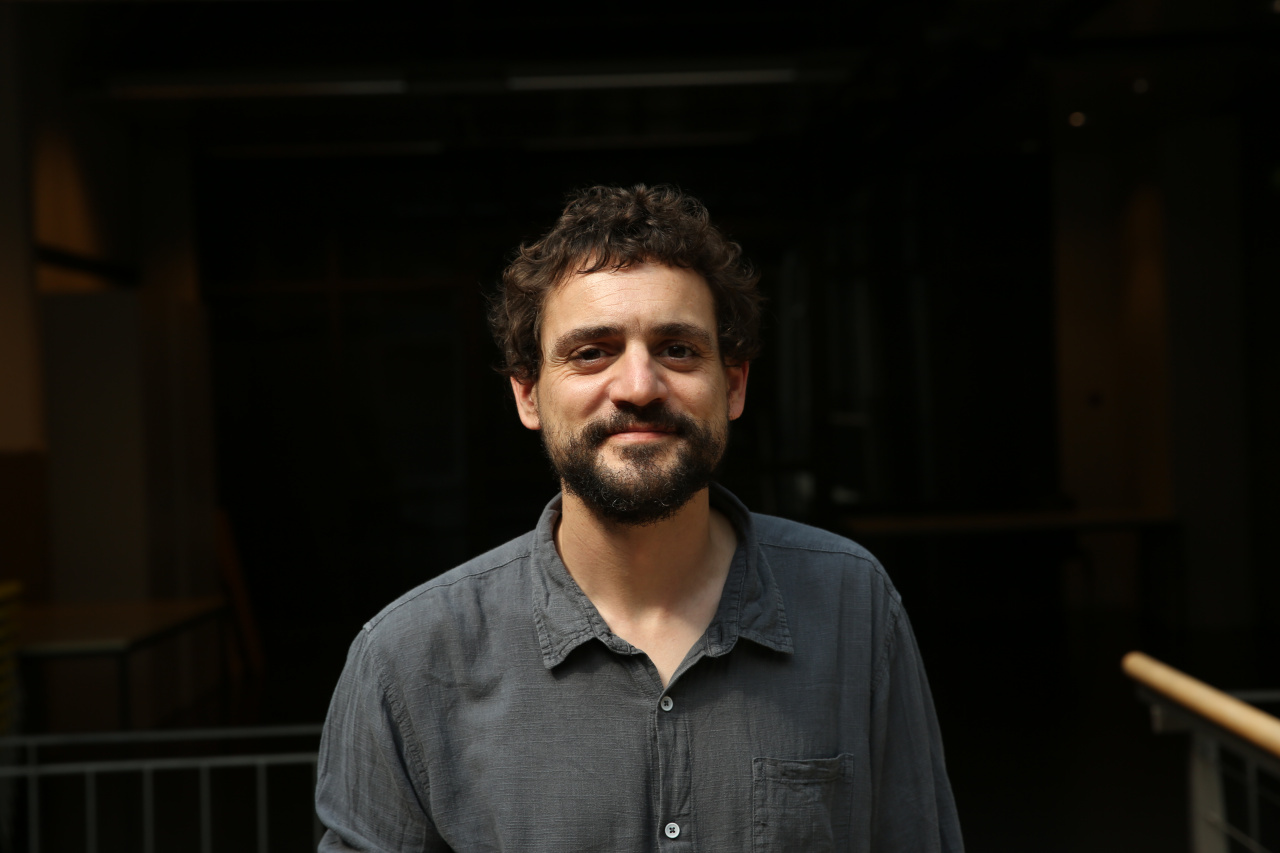 Zu sehen ist das Portraitfoto einer Person. 
