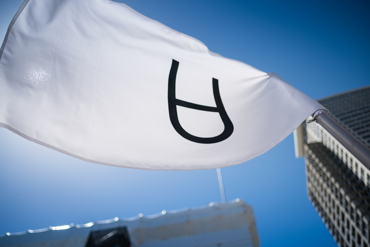 The symbol of Arte Útil on a white flag