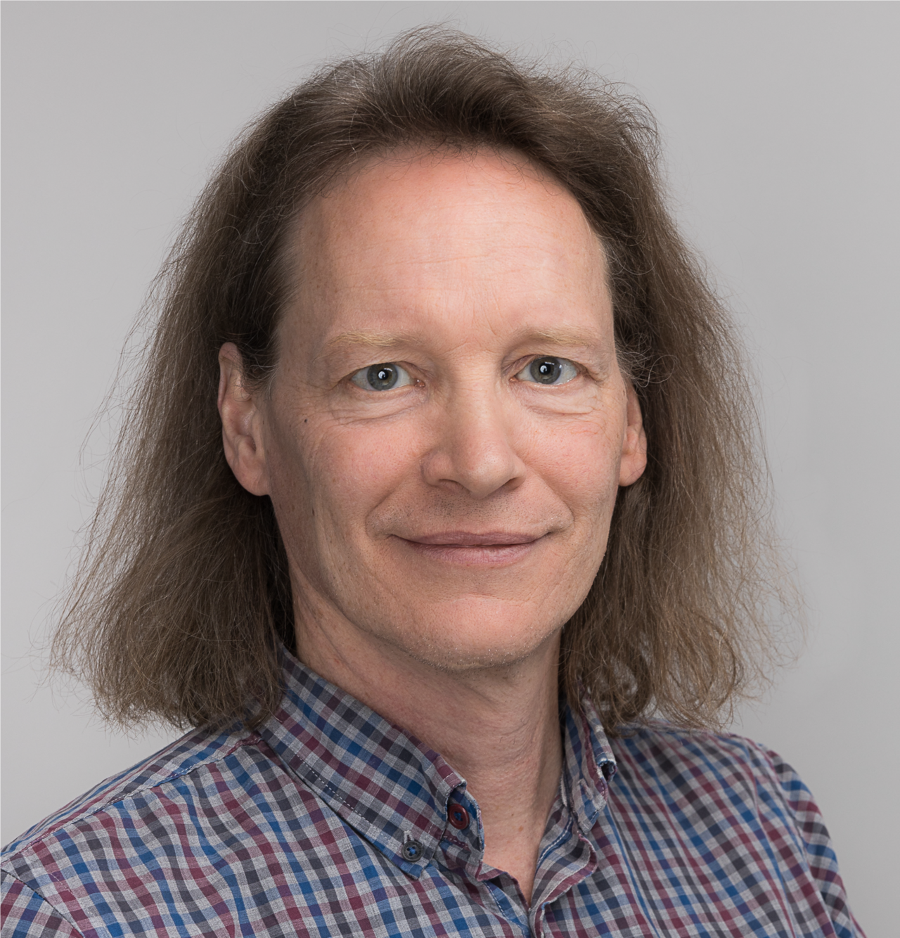 Zu sehen ist das Portraitfoto einer Person. 