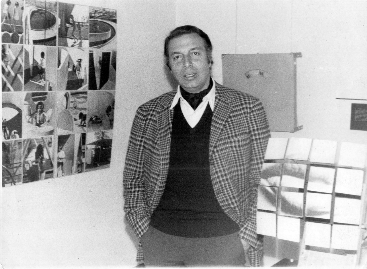 Waldemar Cordeiro in seiner Ausstellung in der Casa Del Brasile.