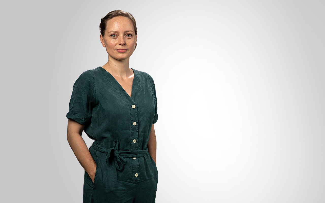 Portrait einer Person vor weißem Hintergrund.