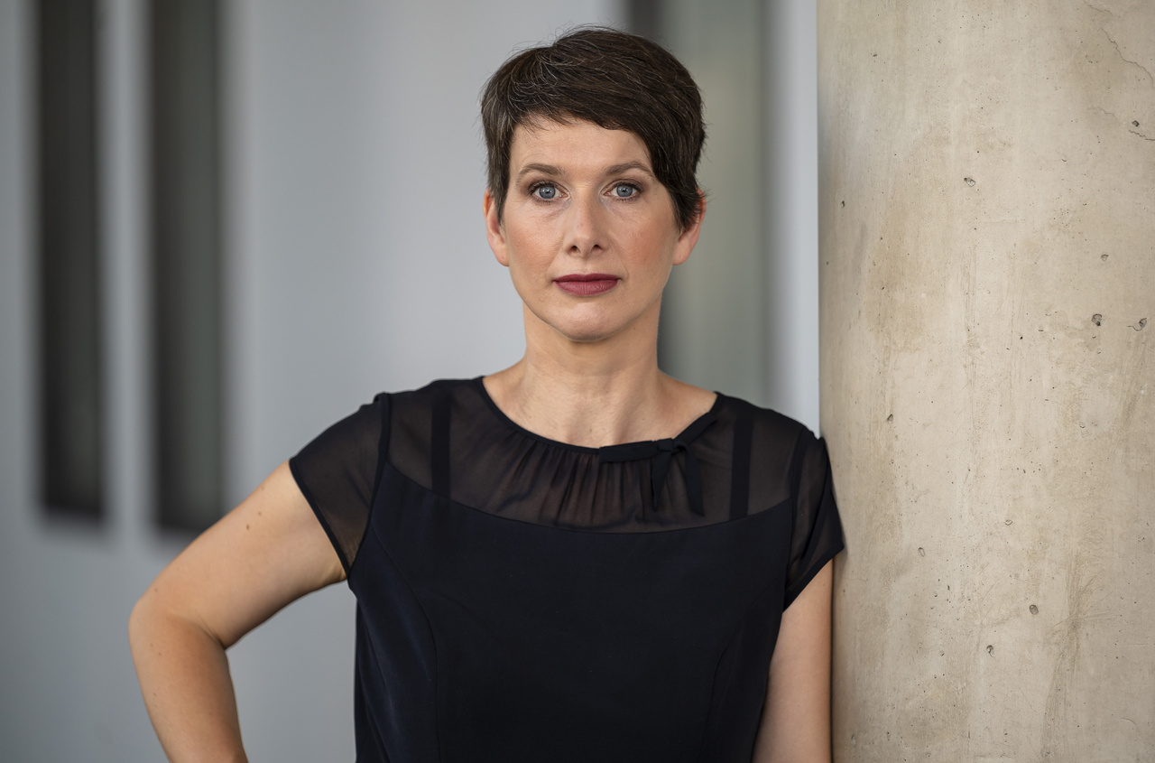 Lydia Rilling in die Kamera schauend