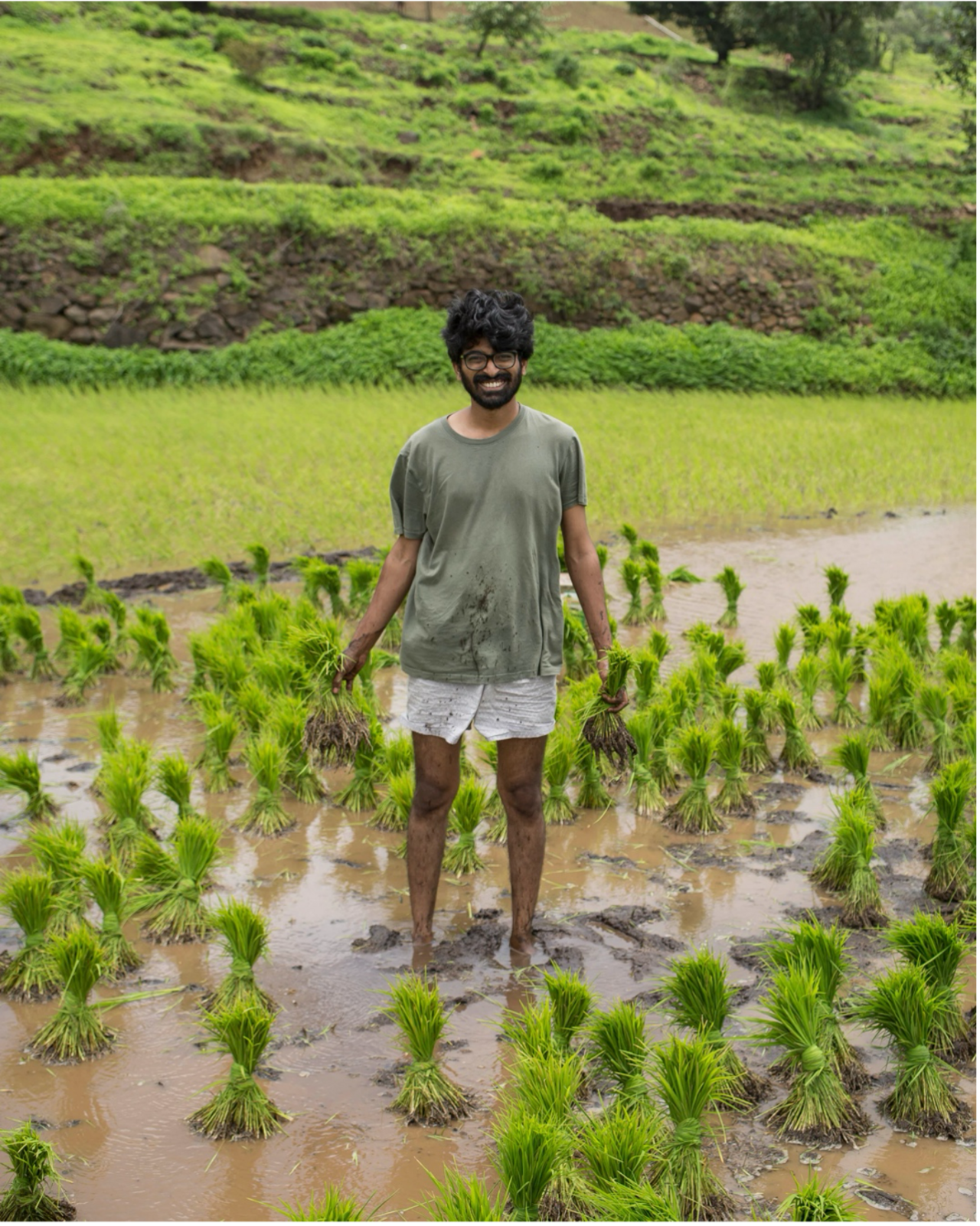 Zu sehen ist das Portraitfoto einer Person in der Natur. 