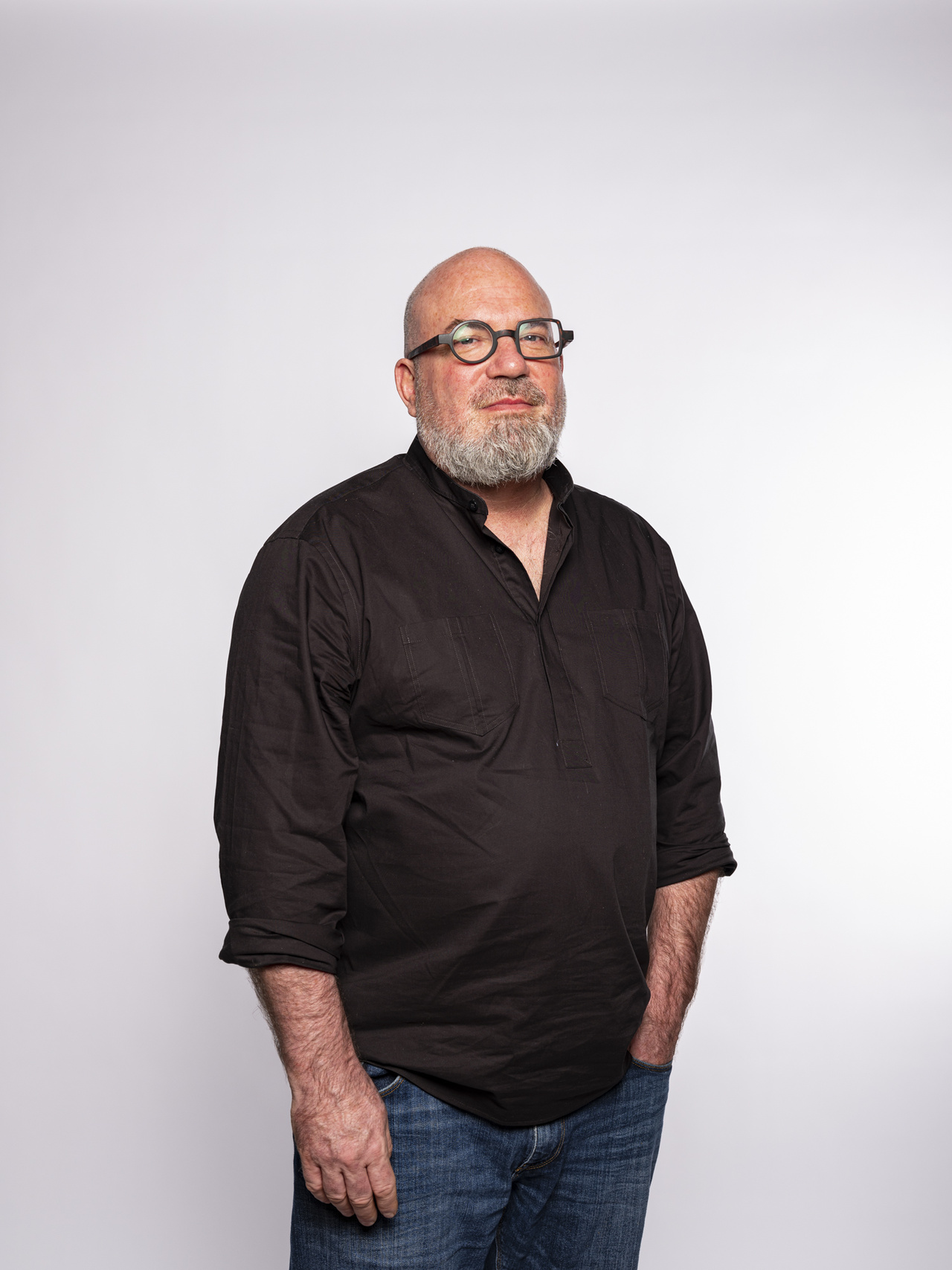 Portrait Marcus Thiel in schwarzem Hemd, in die Kamera schauend