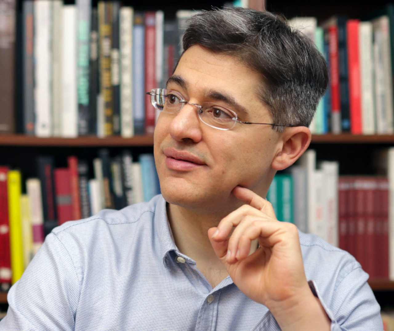 Portrait eines Mannes mit Brille in einer Bibliothek