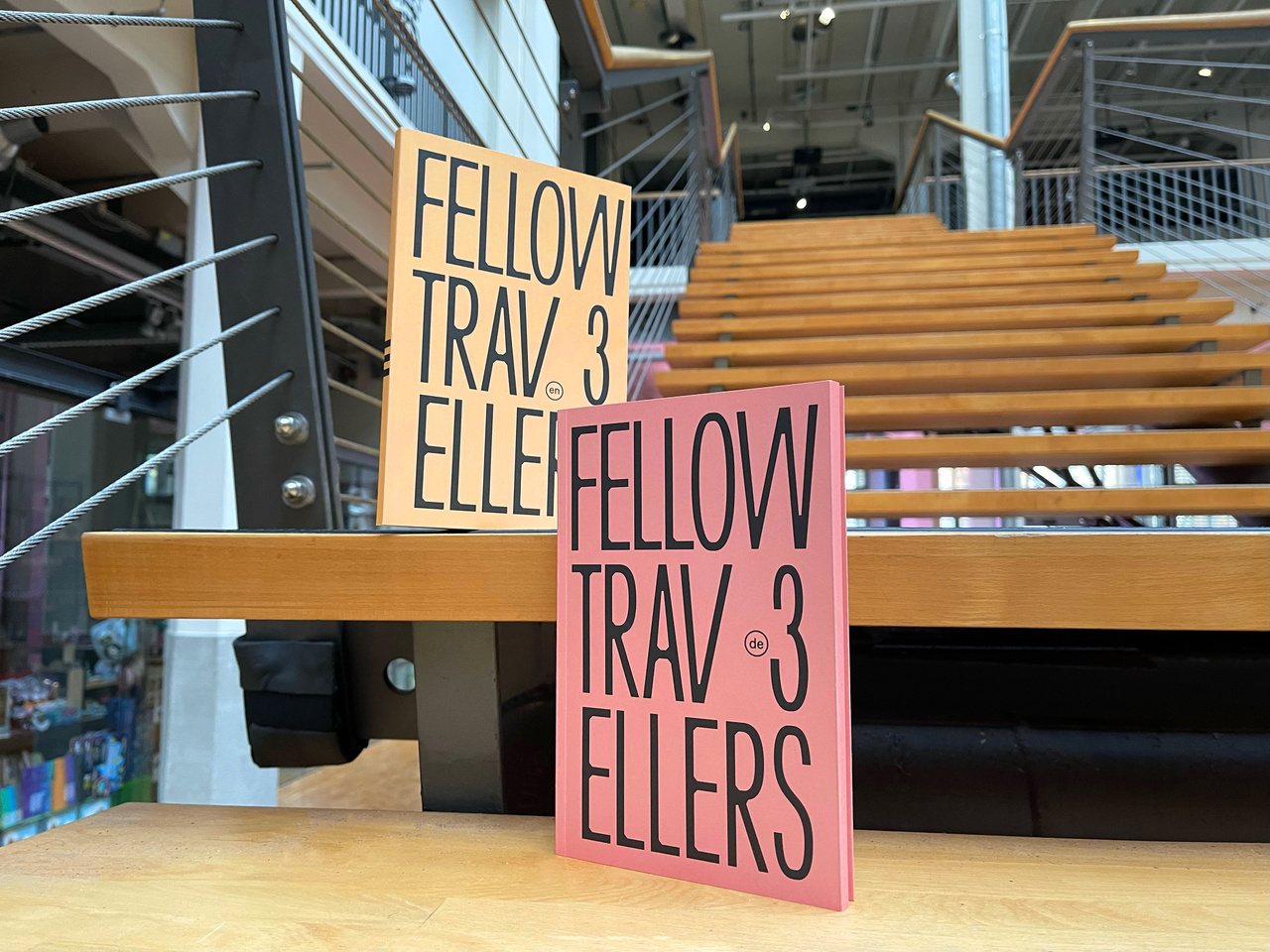 Die Buchcover der deutschen und englischen Publikationen "Assembling Grounds", 2025