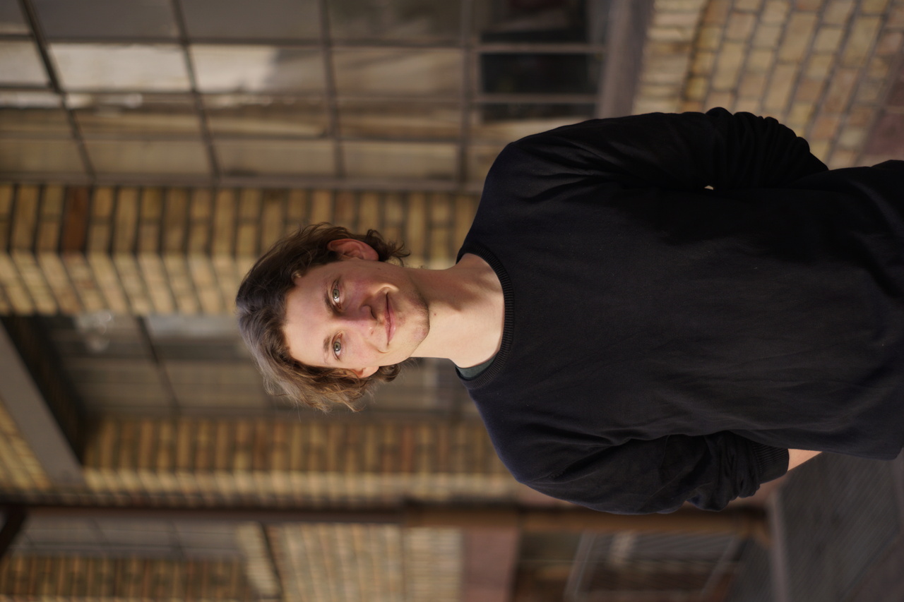 Zu sehen ist ein Portraitfoto von Alex Thelen.