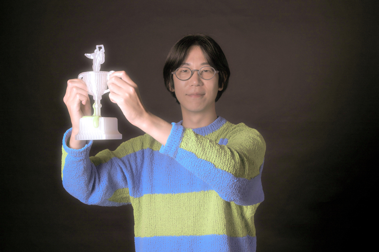 A portrait photo of Hoin Ji is shown.