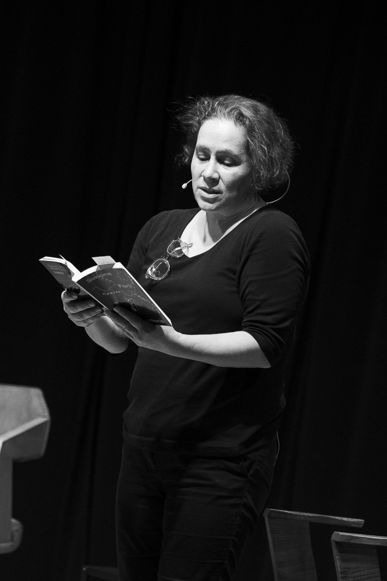 Zu sehen ist ein Portrait von Salomé Voegelin.