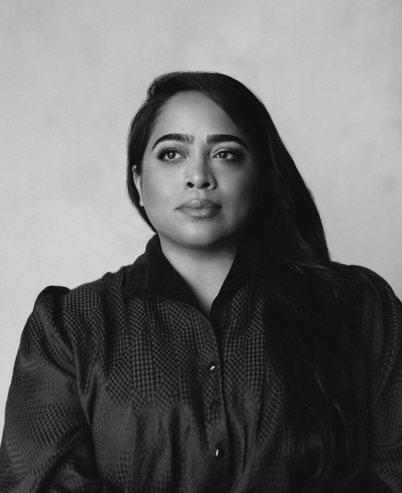 Zu sehen ist ein Portraitfoto von Nora N. Khan. 