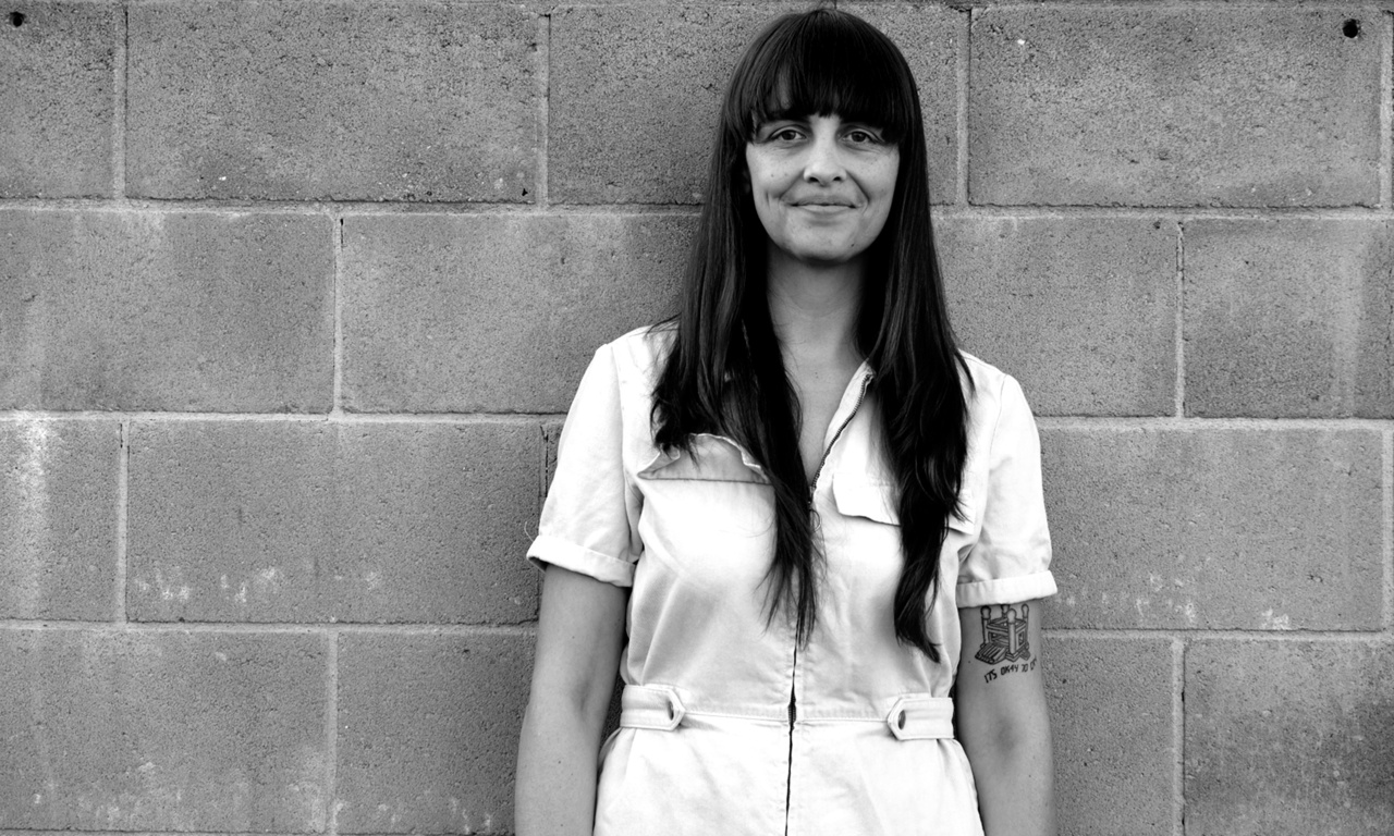 Zu sehen ist ein Portraitfoto von Sarah Ciston. 