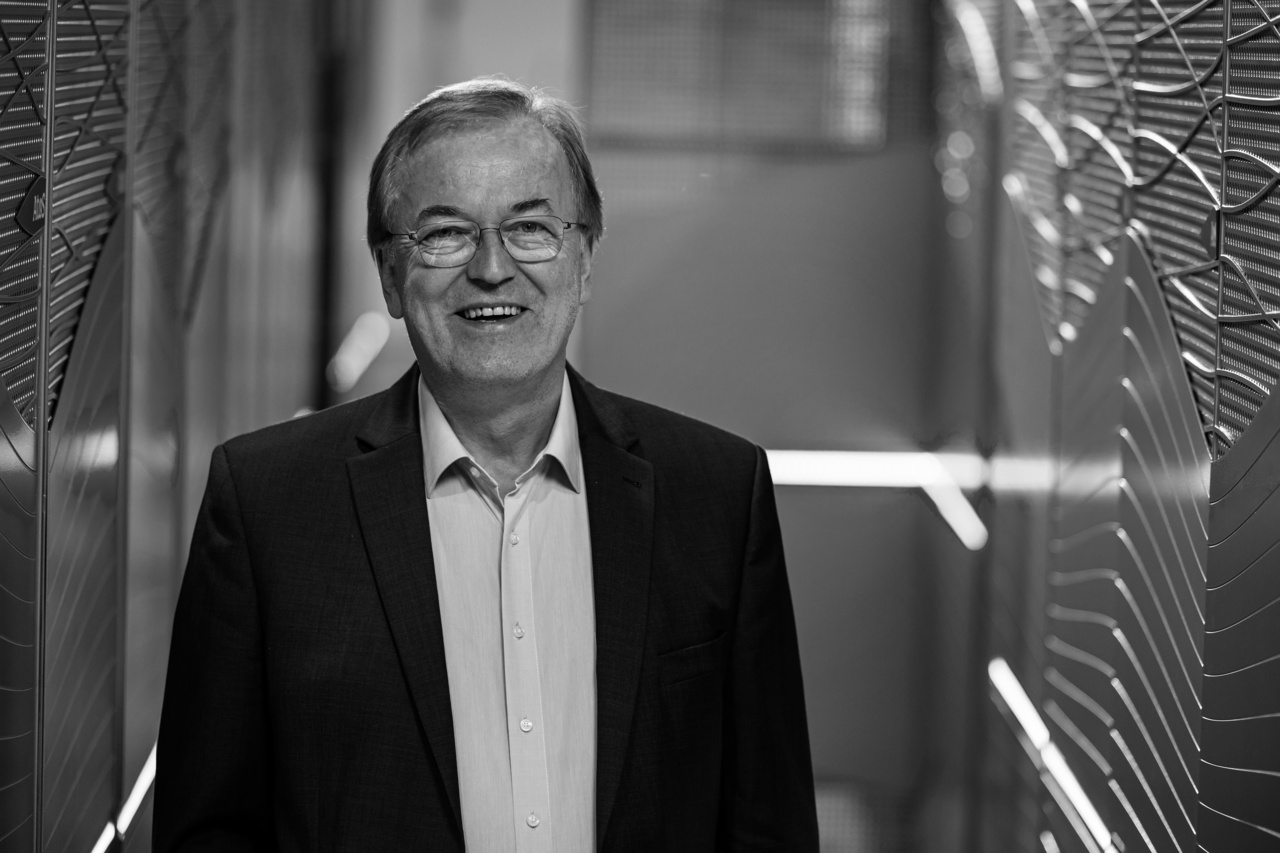 Zu sehen ist ein Portraitfoto von Thomas Lippert.