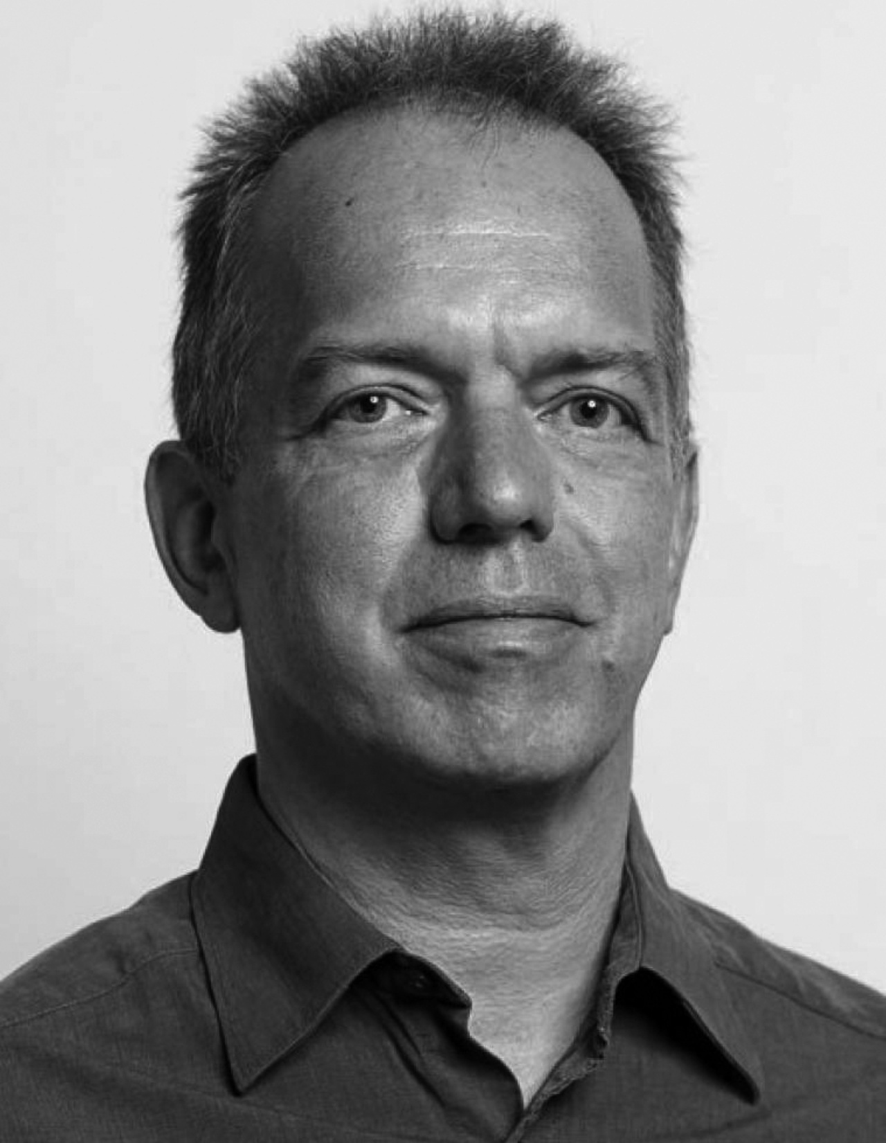 Zu sehen ist ein Portraitfoto von Johannes Schemmel.