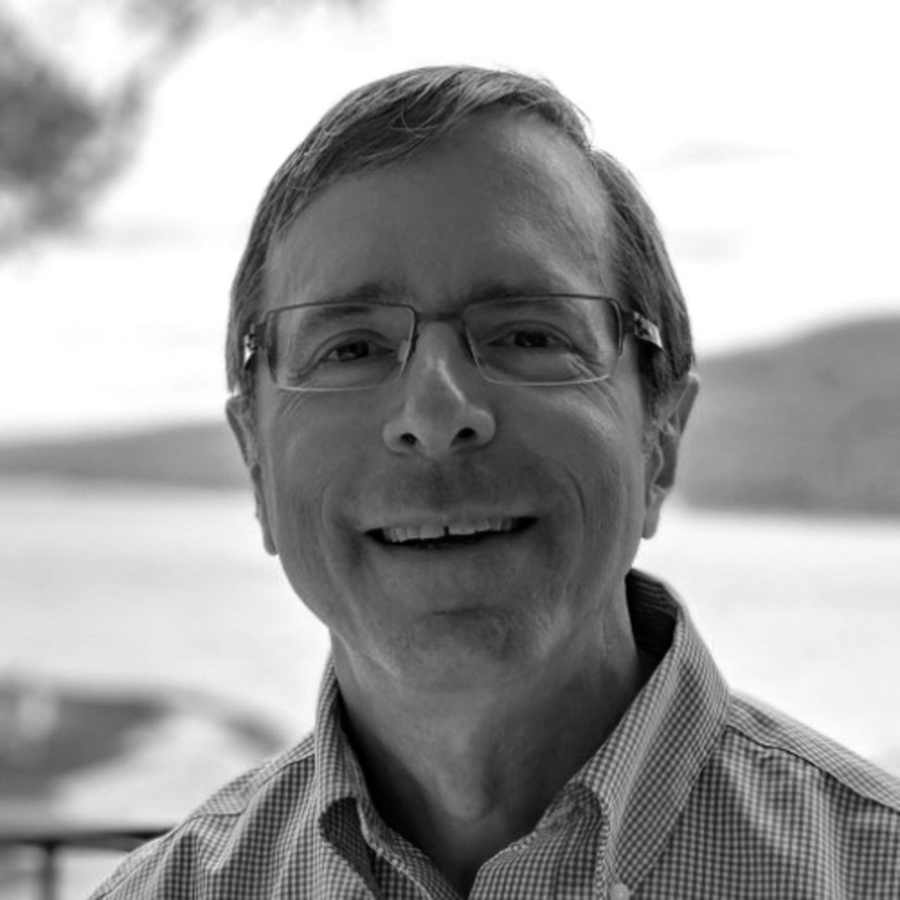 Zu sehen ist ein Portraitfoto von Gary Oberbrunner.