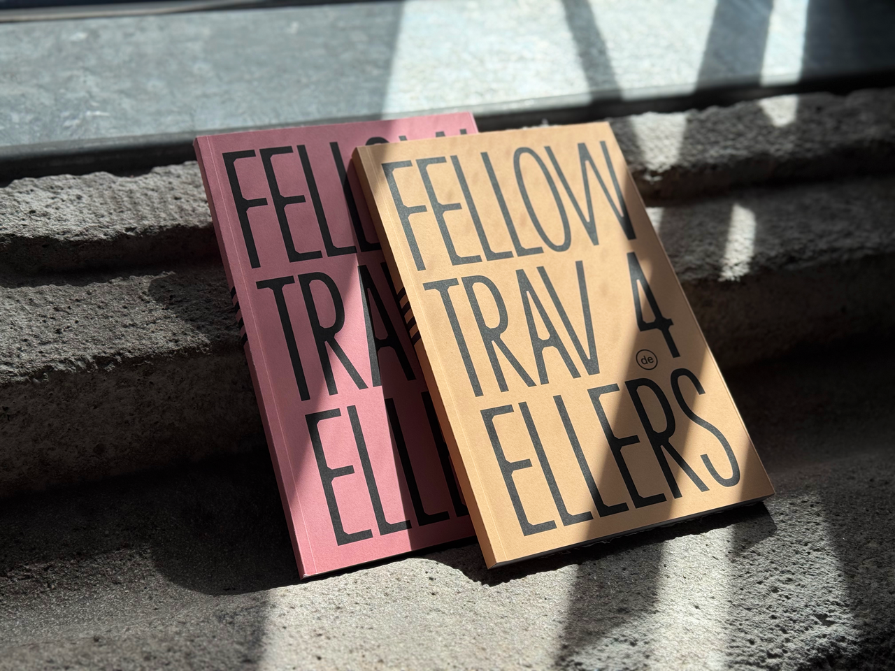 Zu sehen sind die Buchcover der deutschen und englischen Publikationen "Fellow Travellers" Band 4
