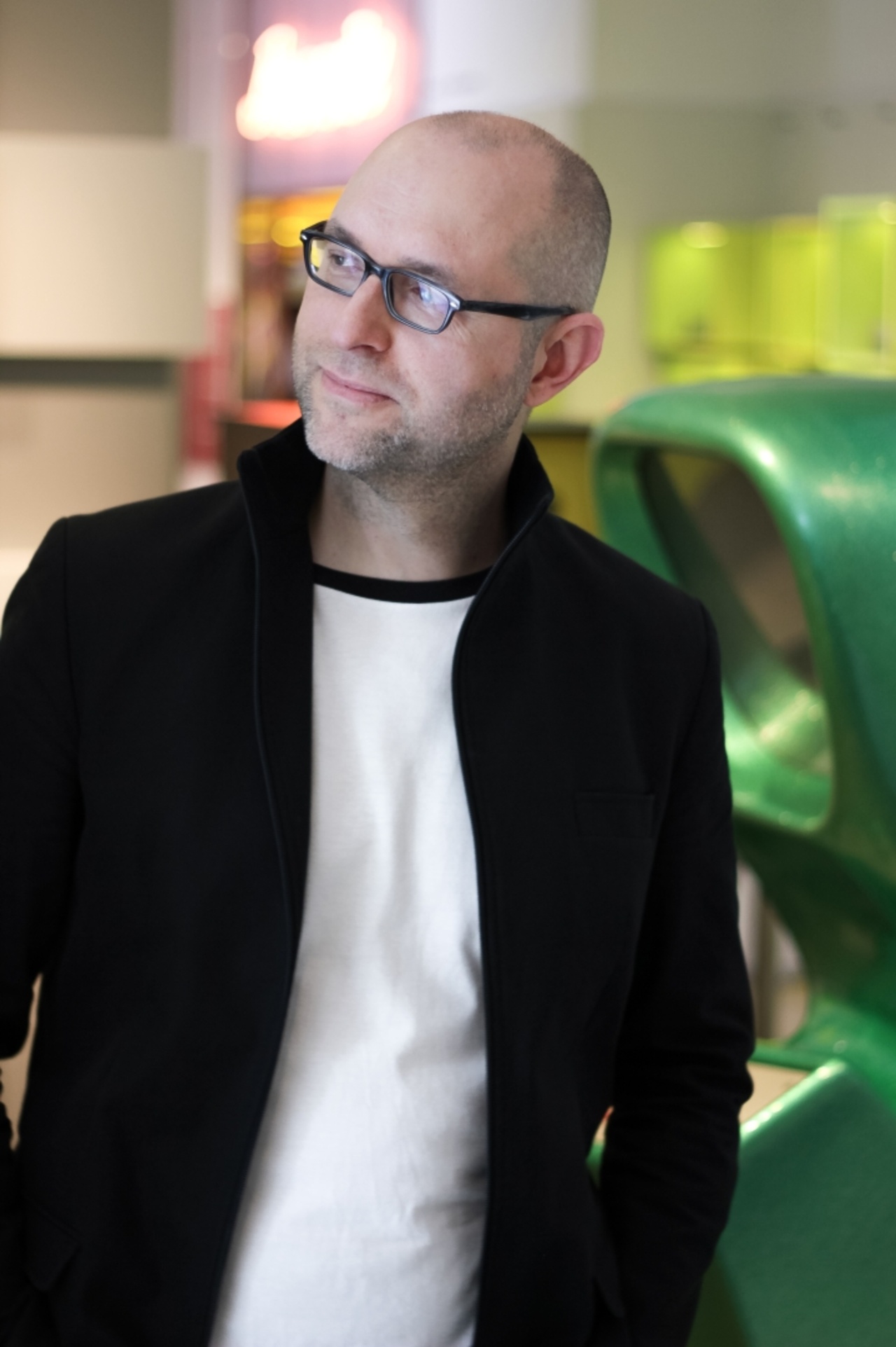 Das Bild zeit Matthias Oborski. Er trägt eine Brille und eine schwarze Jacke und guckt freundlich zum linken Bildrand