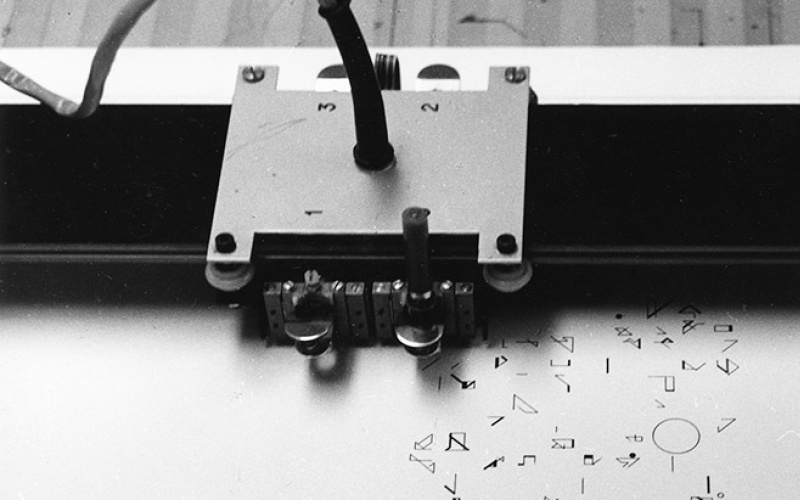 Eine Druckmaschine zeichnet kleine Symbole