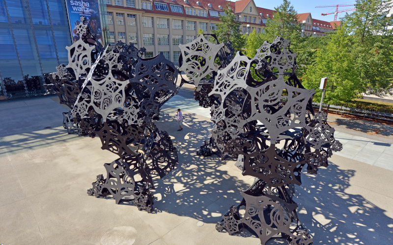 Klang-Pavillon Installation, 40 Lautsprechern und 12 Subwoofern