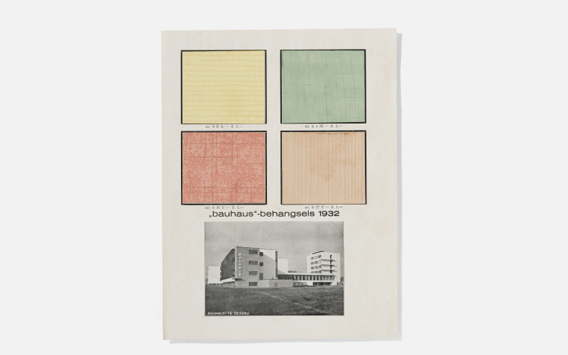 Werbeblatt für die Niederlande mit vier verschiedenen Tapetenmustern. Darunter ist ein schwarz-weiß Bild des Bauhaus Dessau