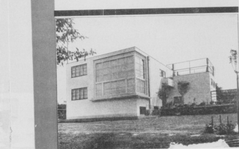 black and white architectural photography with the lettering »How do we live healthy and economically?«