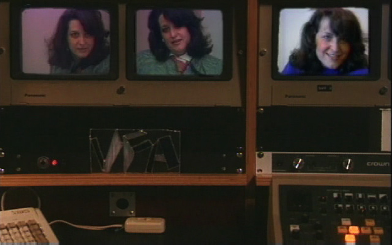 Drei alte Monitore, auf denen jeweils in anderer Pose eine Frau, Lynn Hershman Leeson, zu sehen ist.