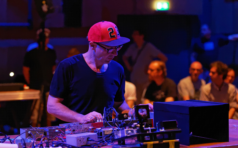 Gert-Jan Prins während der Performance »Black Smoking Mirror« im ZKM-Kubus im Rahmen des Festivals »Sonic Experiments« im Juli 2015.