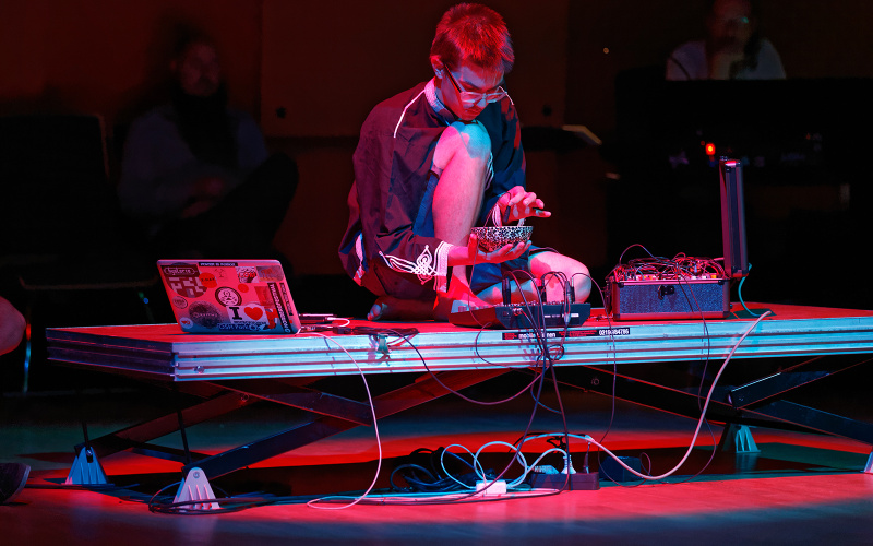 The photo shows the sound artist and musician Jonáš Gruska during his performance at the festival »sonic experiments« in July 2015.