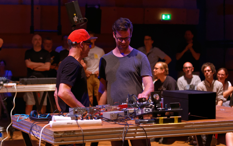The photo shows Martijn van Boven together with Gert-Jan Prins during their performance »Black Smoking Mirror« at »sonic experiments« in Juli 2015.