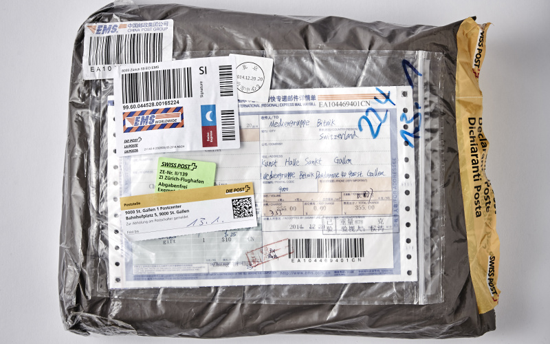 mittelgroßes graues Paket