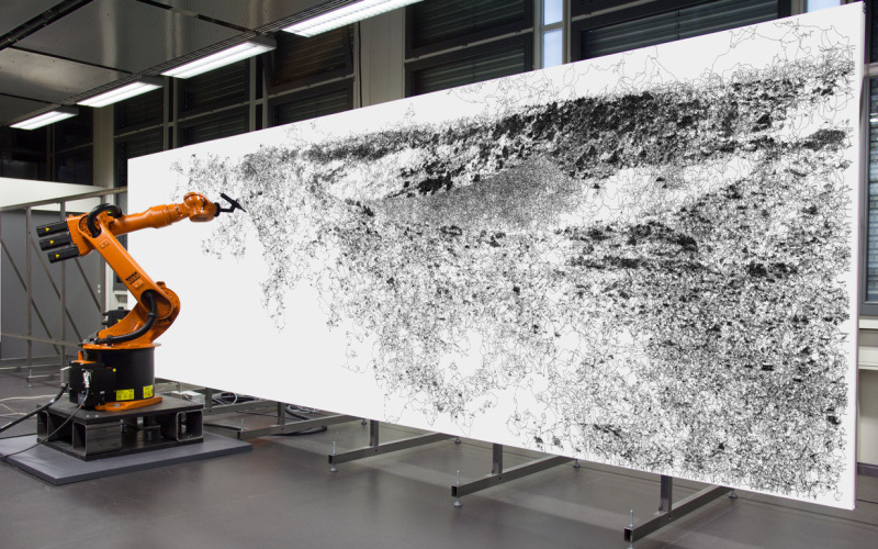 A roboter arm is drawing on a canvas