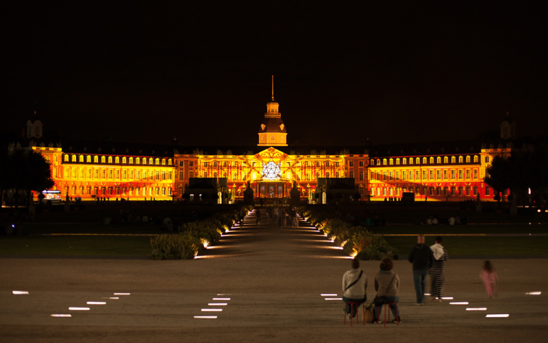 Das Karlsruher Schloss in gold getaucht