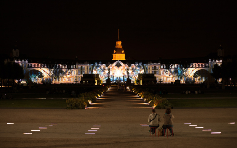 Auf das Karlsruher Schloss projizierte Wellen