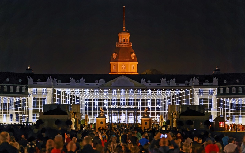Auf das Karlsruher Schloss wird ein Gitternetz projiziert