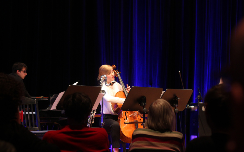 Eine junge Frau spielt Cello