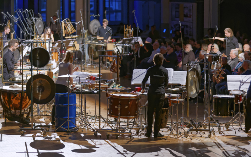 MusikerInnen spielen auf diversen Schlaginstrumenten