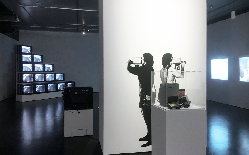 Blick in die Ausstellung »Radical Software«.