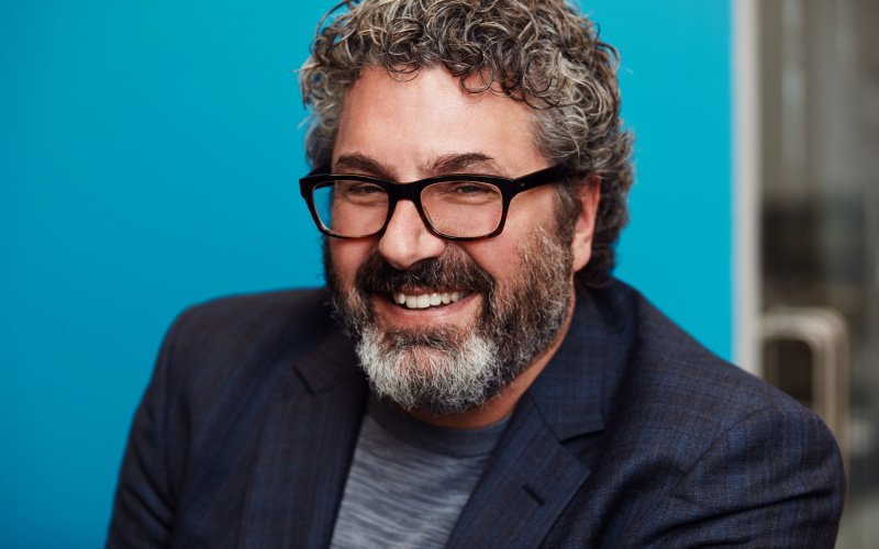 Ein Portraitfoto von Greg Lynn