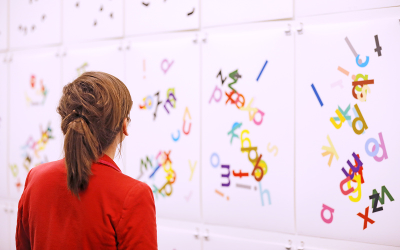 Visitor of the opening of the exhibition series »Poetic Expansions«