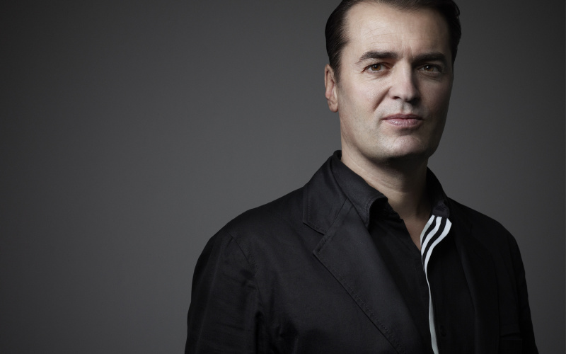 Portraitfoto von Patrik Schuhmacher im schwarzen Hemd