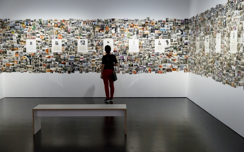 Blick in die Ausstellung »Dieter Hacker. Alle Macht den Amateuren«