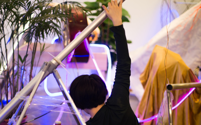 Yang Jian präsentiert ihre Kunstwerk »Forest of Sensors« indem sie den Parcour einmal vormacht