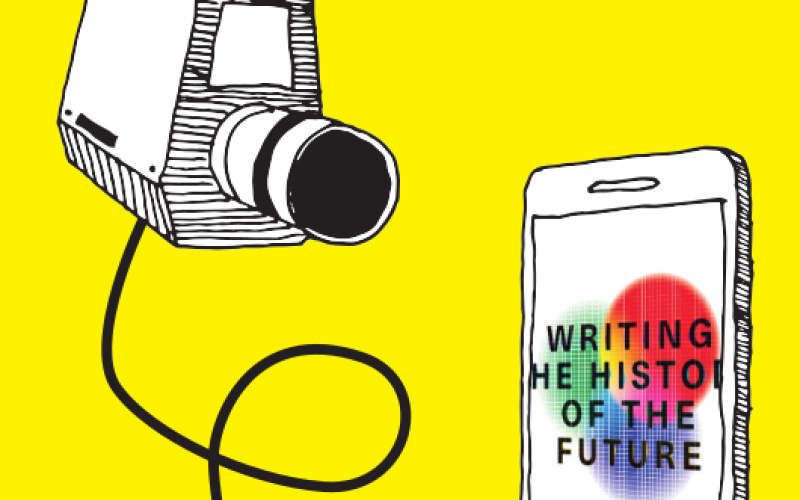Das Logo der Ausstellung »Writing the History of the Future« ist auf dem Bildschirm eines gezeichneten Smartphones zu erkennen. Links daneben schwebt ein,e an jenes Smartphone per Kabel angeschlossene ,Videokamera.