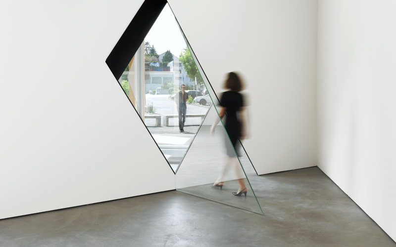 Architektur, die mittels Glas und Aluminium eine Art optische Täuschung erzeugt