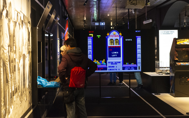 Two people stand in front of a screen in the exhibition room »zkm_gameplay«.