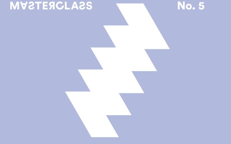 Blauer Hintergrund mit einem blitzförmigen Logo in Weiß, darüber der Schriftzug "Masterclass"