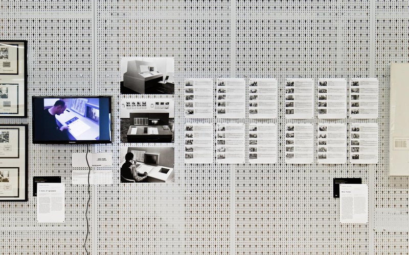 Installation mit einem Bildschirm, Fotografien und Texten