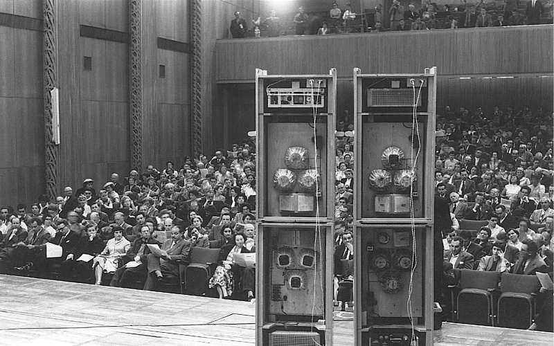 Karlheinz Stockhausen, Gesang der Jünglinge, Uraufführung am 30. Mai 1956 (Großer Sendesaal des WDR Köln) 
