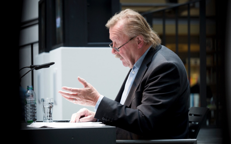 Das Foto zeigt den gestikulierenden Peter Sloterdijk bei einer Rede